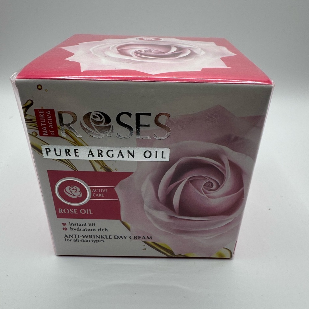 Anti - wrinkle day cream with rose and argan oil.